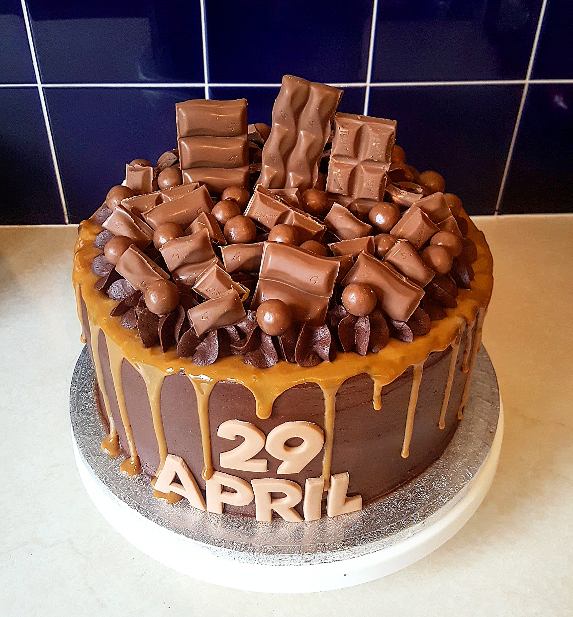 chocolatecarameldripcake Hannah Bakes Cakes